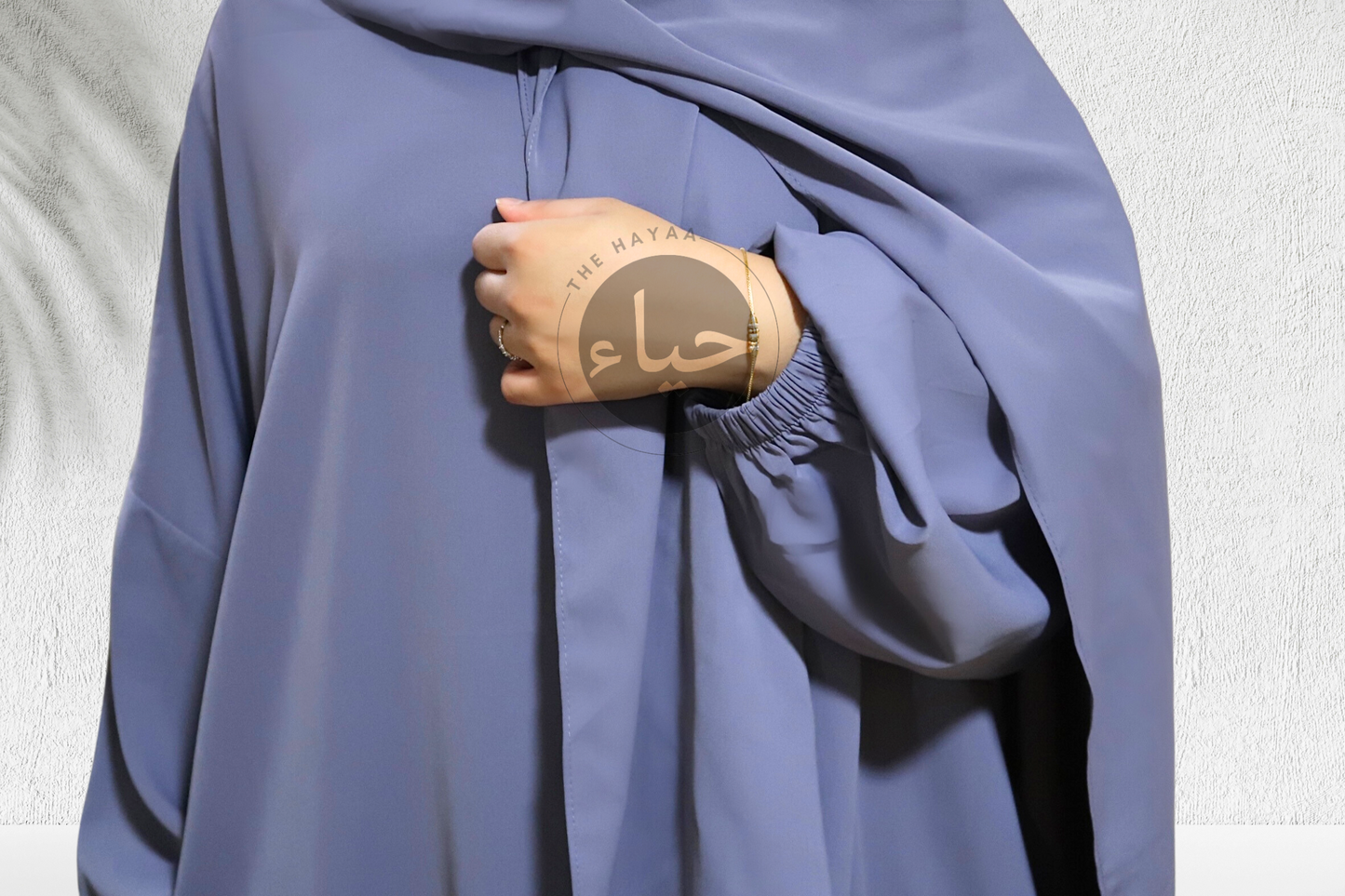 Abaya grise avec hijab attaché et manches à revers