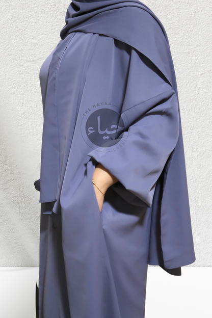 Abaya grise avec hijab attaché et manches à revers