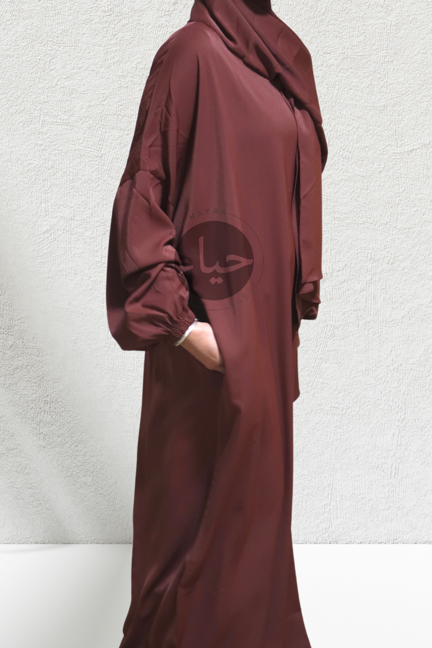 Abaya café avec hijab attaché et manches à revers