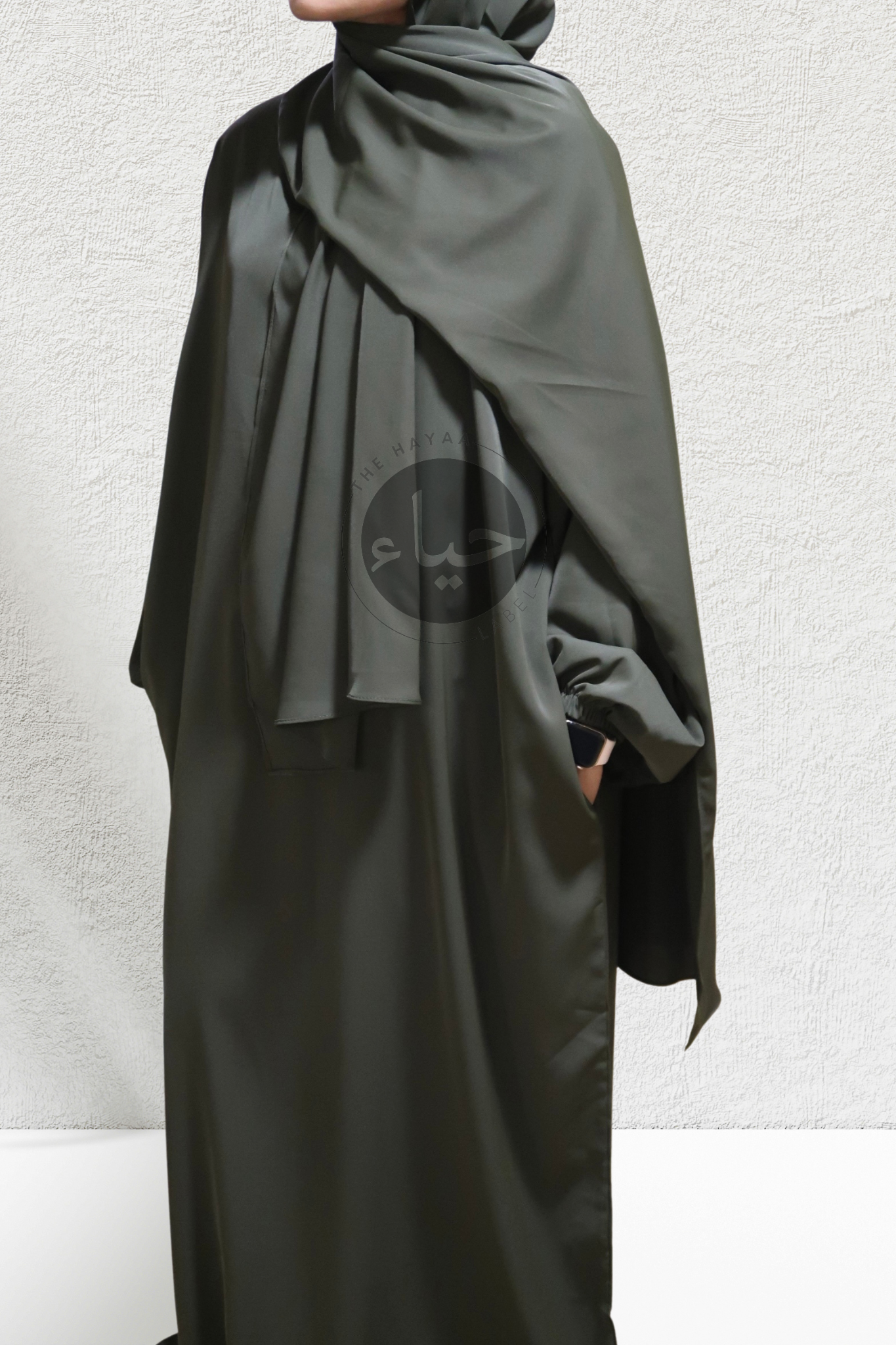 Abaya vert armée avec hijab attaché et manches à revers